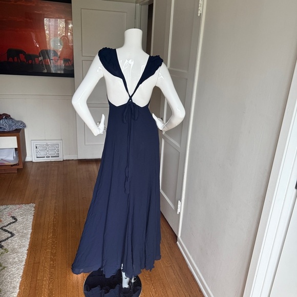 REFORMATION maxi Dress in Navy size 4 with adjustable trap belt 100% viscose - Picture 11 of 11